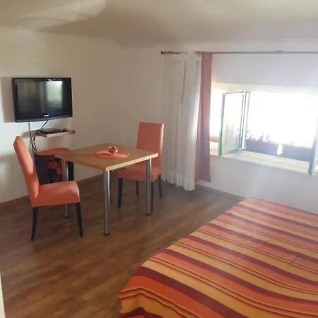 Studio Apartman Kamelija *